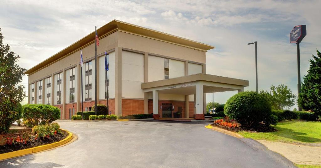 a building with a parking lot in front of it at Hampton Inn Gaffney in Gaffney