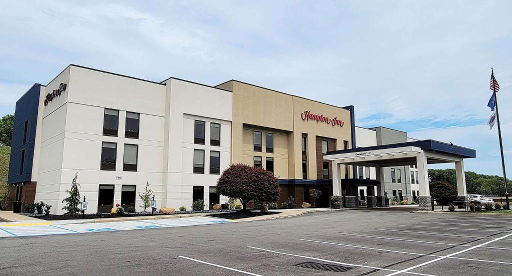 un edificio con un estacionamiento delante de él en Hampton Inn Greensburg en Greensburg