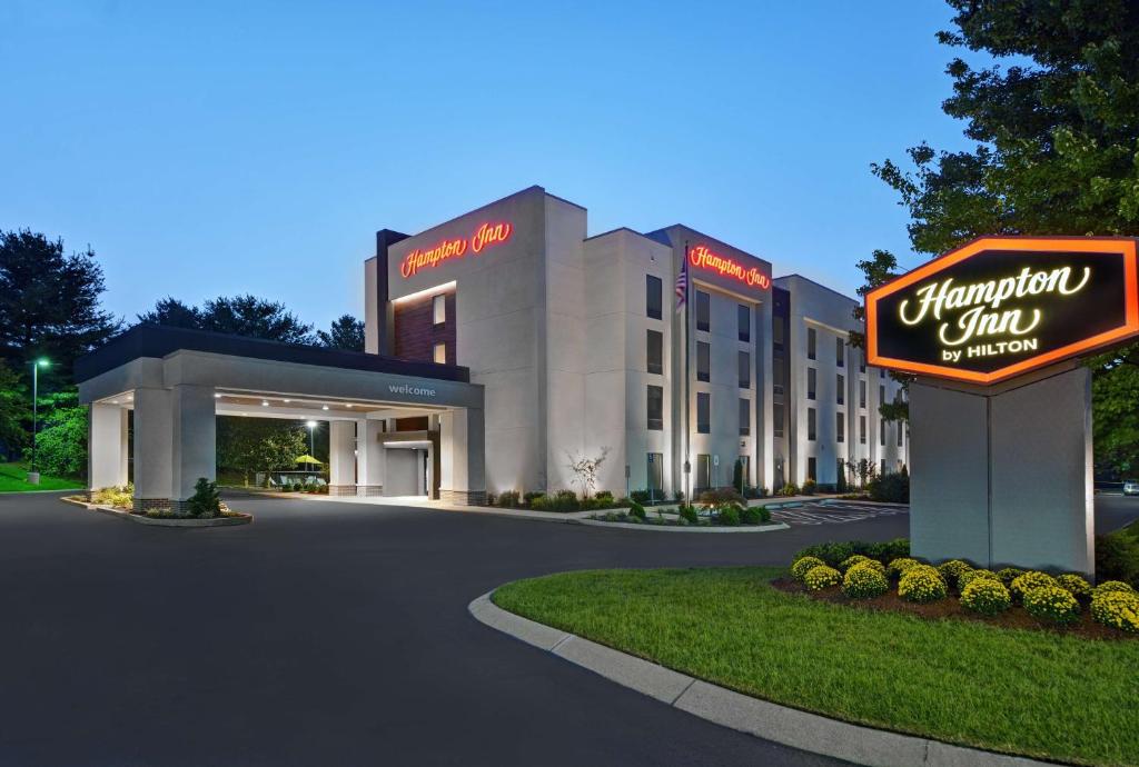 a hotel building with a sign in front of it at Hampton Inn Gallatin in Gallatin