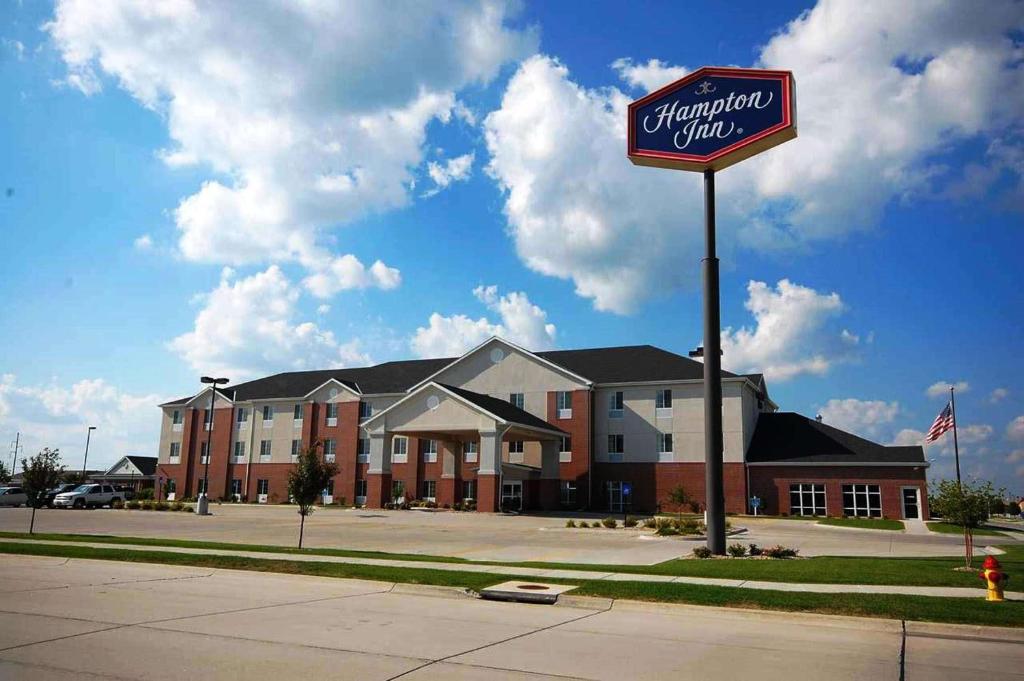 una señal frente a un gran edificio en Hampton Inn Grand Island, en Grand Island