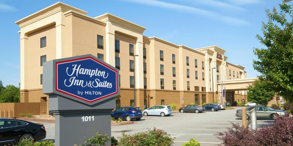 una señal para un centro comercial en un estacionamiento en Hampton Inn & Suites Seneca-Clemson Area, en Seneca