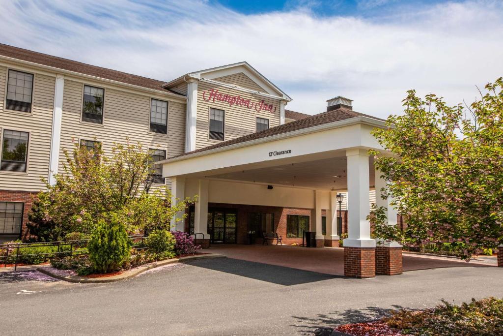 una rappresentazione della parte anteriore di un edificio di Hampton Inn Hadley-Amherst Area a Hadley