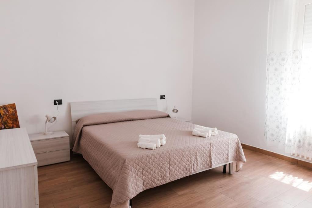 um quarto com uma cama com duas toalhas em Casa Rosarè em Montesilvano