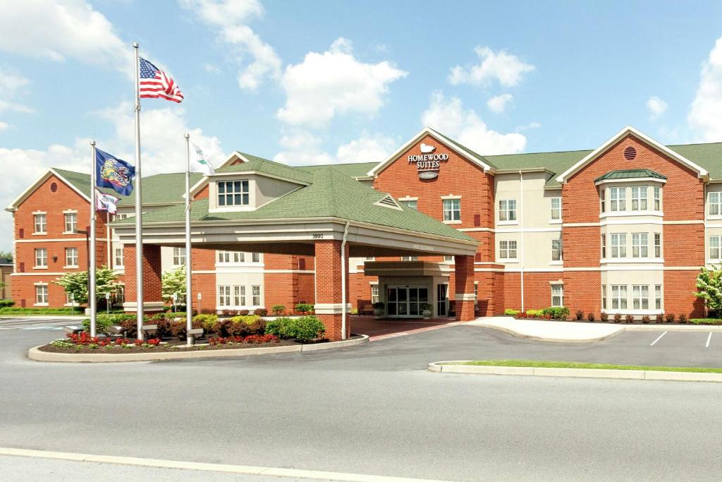 um hotel com uma bandeira americana em frente em Homewood Suites by Hilton Harrisburg East-Hershey Area em Harrisburg