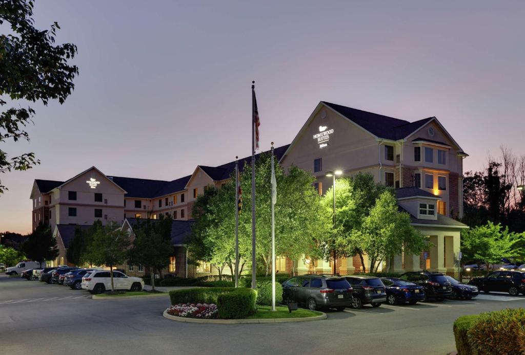 un gran edificio con coches estacionados en un estacionamiento en Homewood Suites Hagerstown, en Hagerstown