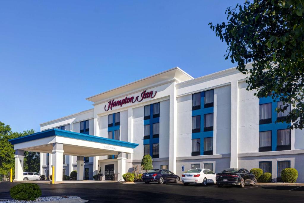 a rendering of the front of a hotel at Hampton Inn & Suites by Hilton in Hot Springs, Arkansas in Hot Springs