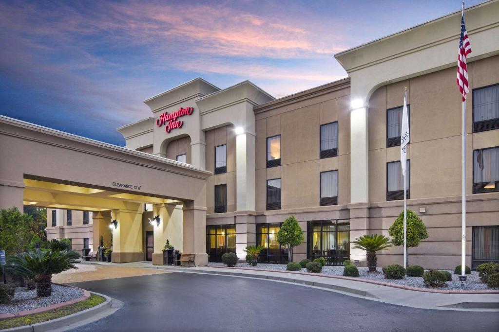 a rendering of the front of a hotel at Hampton Inn Hinesville in Hinesville