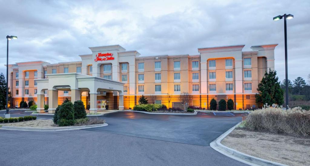 ein Hotel auf einem Parkplatz in der Unterkunft Hampton Inn & Suites Scottsboro in Scottsboro