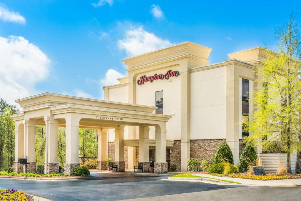 a rendering of the front of a holiday inn hotel at Hampton Inn Havelock in Havelock