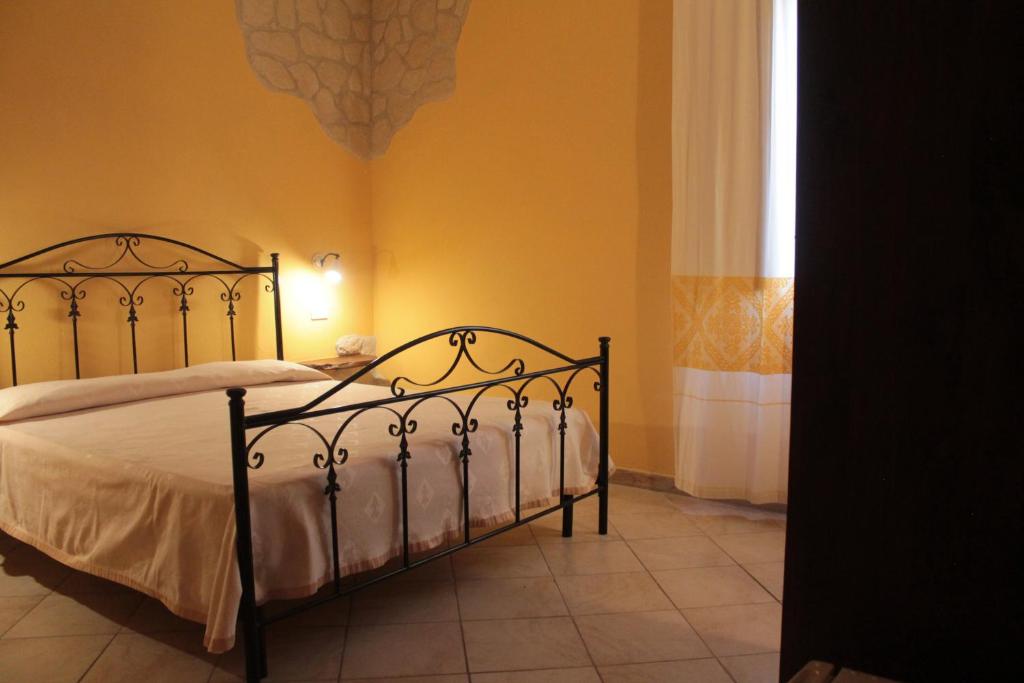 1 dormitorio con 1 cama en una habitación en S'Alzolitta, en Magomadas