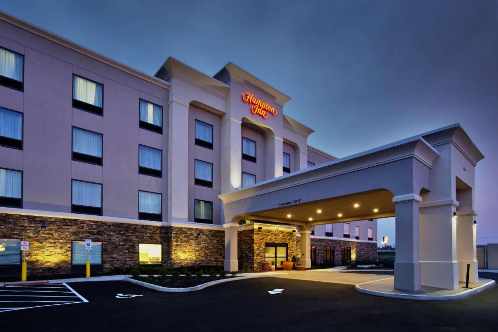 a hotel building with a hotel sign on it at Hampton Inn Niagara Falls/ Blvd in Niagara Falls