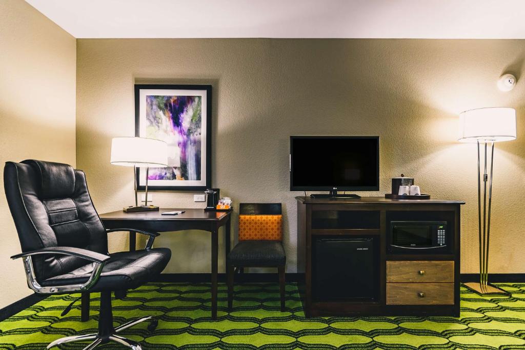 a hotel room with a desk and a chair and a television at Hampton Inn Niagara Falls/ Blvd in Niagara Falls