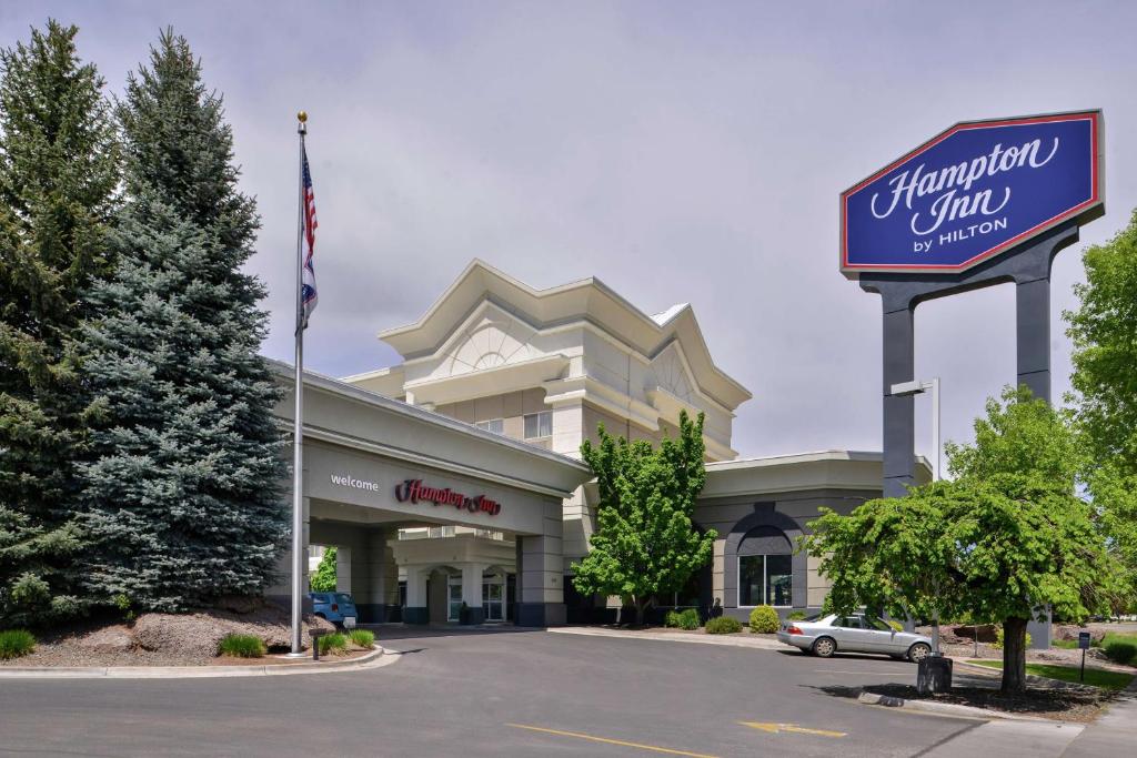 a sign for the hampton inn and suites at Hampton Inn Idaho Falls / Airport in Idaho Falls