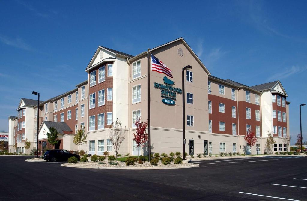 un gran edificio con una bandera americana en él en Homewood Suites by Hilton Indianapolis Northwest, en Indianápolis