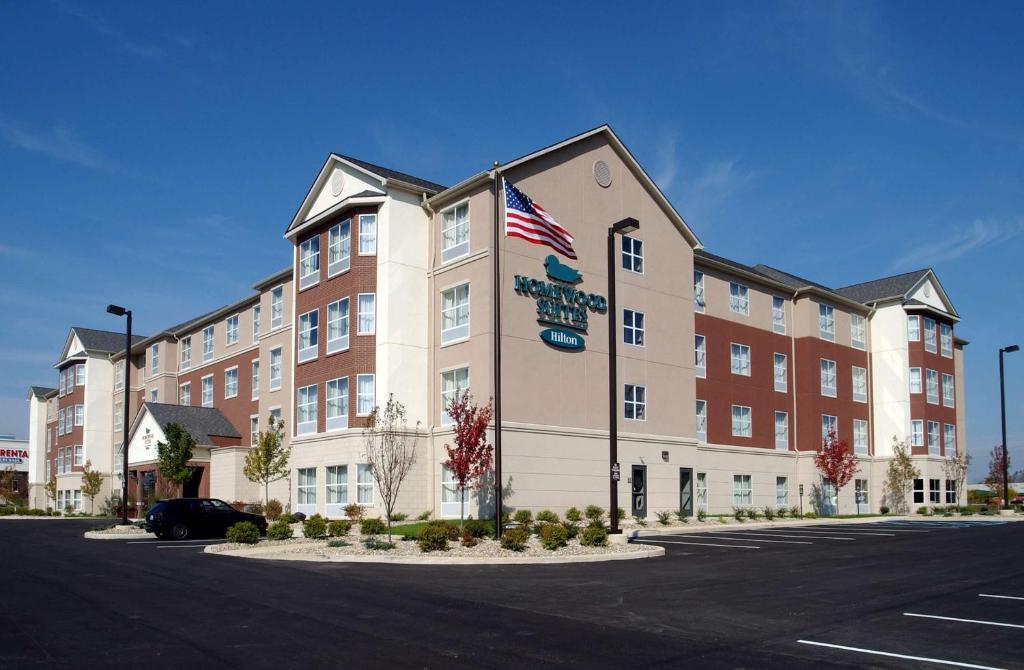 ein großes Gebäude mit amerikanischer Flagge darauf in der Unterkunft Homewood Suites by Hilton Indianapolis Northwest in Indianapolis