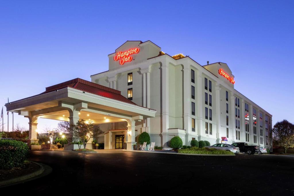 ウィンストン・セーラムにあるHampton Inn Winston-Salem Hanes Mallの看板が上のホテルの建物