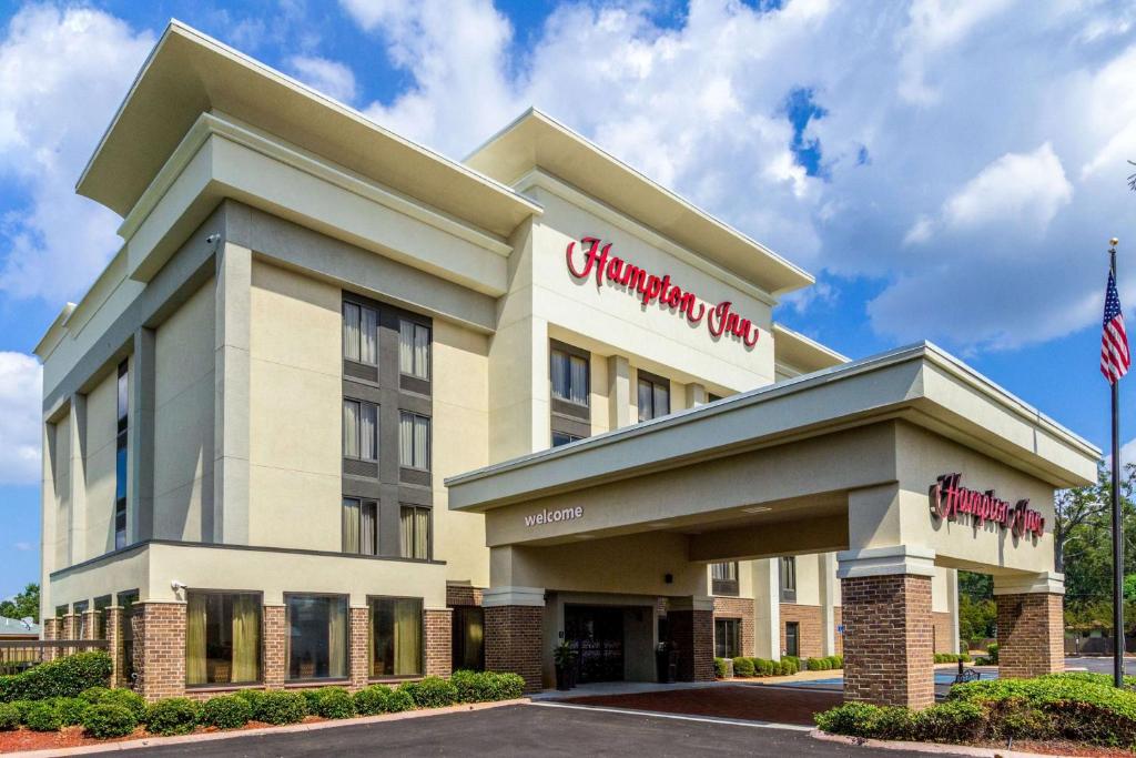 a rendering of the entrance to the christmas inn at Hampton Inn Jackson Pearl Intrntl Airport in Pearl