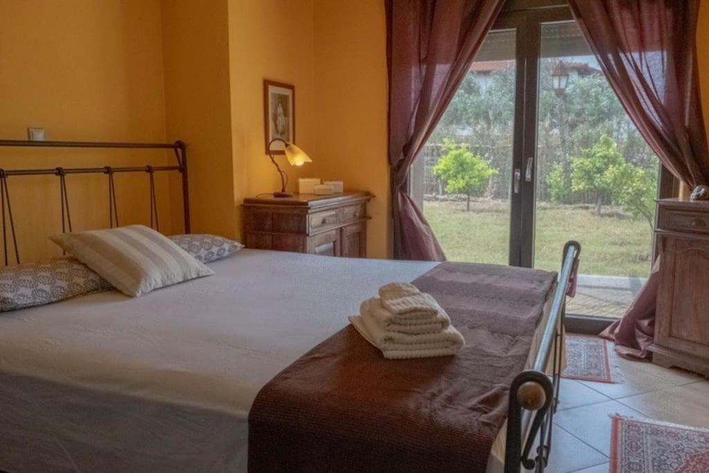 - une chambre avec un lit et 2 serviettes dans l'établissement Leveniotis Villa, à Angelochórion