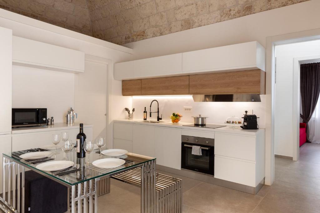 A kitchen or kitchenette at Casa Massima Suites & SPA
