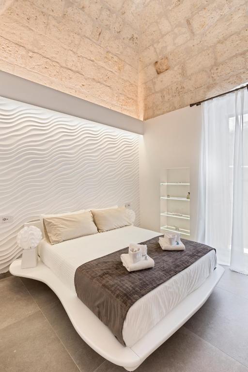 A bed or beds in a room at Casa Massima Suites & SPA