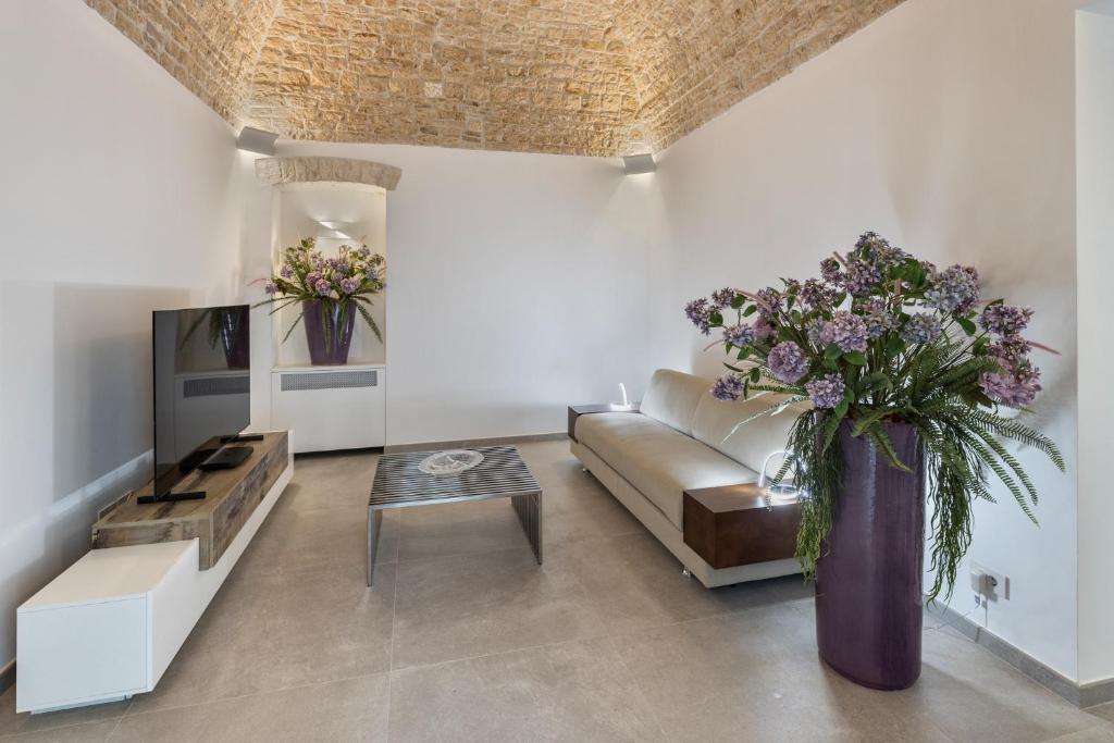 A television and/or entertainment centre at Casa Massima Suites & SPA
