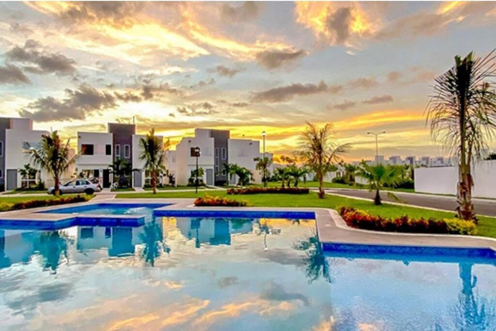 uma villa com piscina ao pôr-do-sol em Casa Paraíso - Brandeburgo em Veracruz