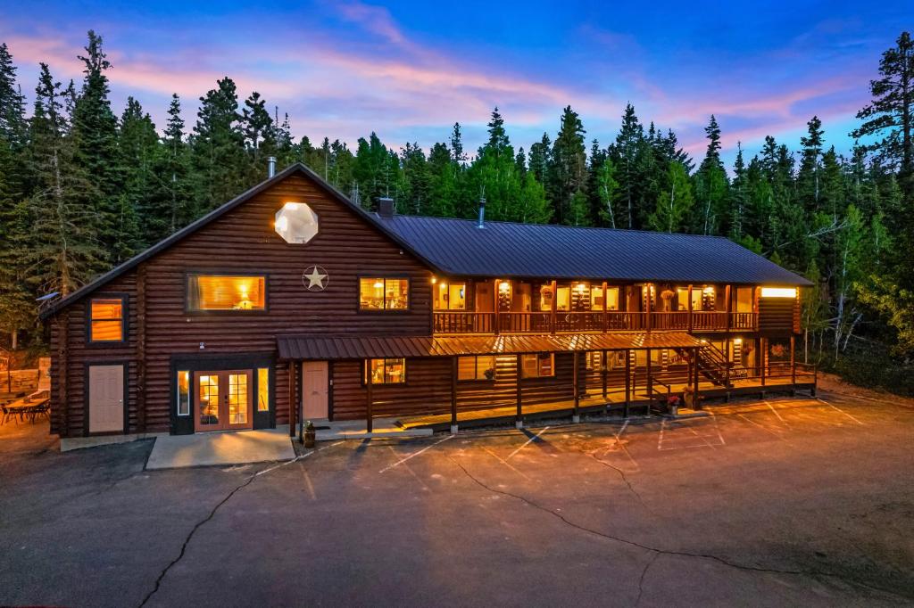 una gran casa de madera con muchas ventanas en Duck Creek Village Inn, en Duck Creek Village