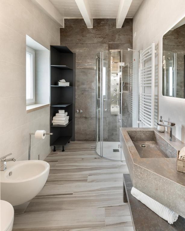 A bathroom at Casa Massima Suites & SPA