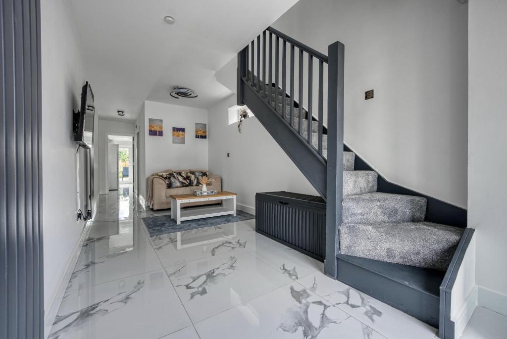 een woonkamer met een trap en een glazen vloer bij Aryas Homes Oxford - Headington in Oxford