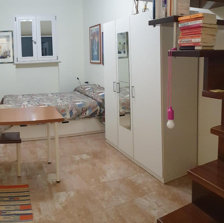 - une chambre avec un lit, un bureau et une table dans l'établissement Sotto le stelle, à Cursi