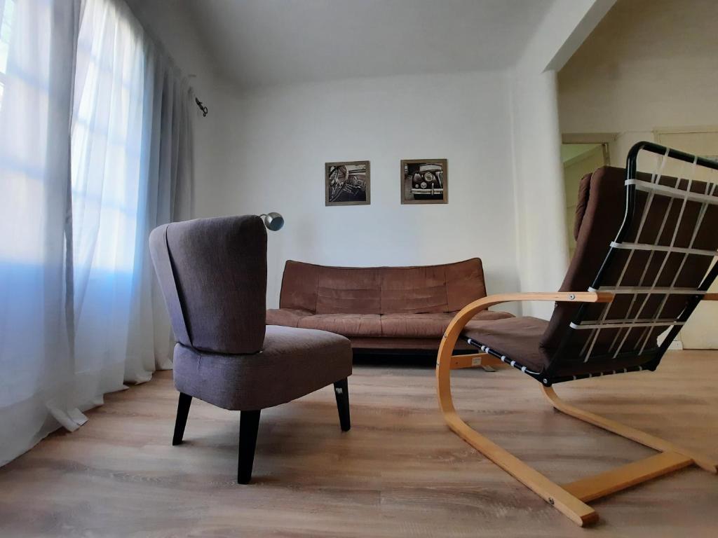 un soggiorno con sedia e divano di B&P Departamentos a Mendoza