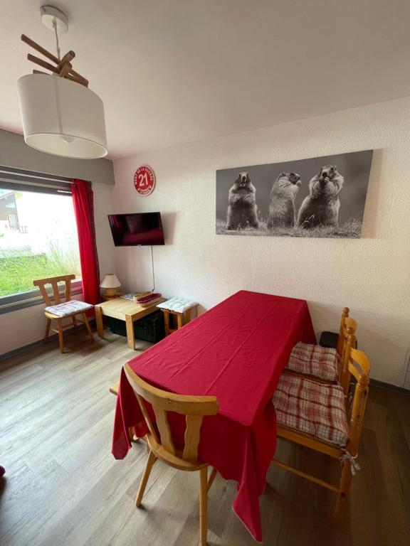 a living room with a table with a red table cloth at Appartement pied des pistes Champagny-en-Vanoise in Champagny-en-Vanoise