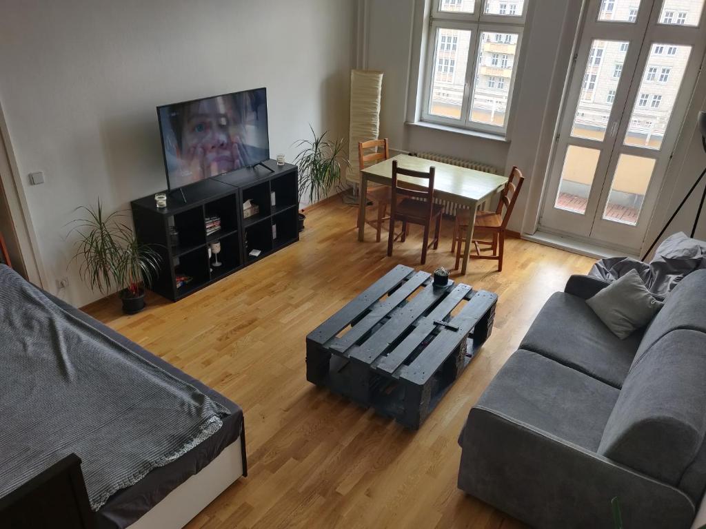 Svetainės erdvė apgyvendinimo įstaigoje Zwei Charmante Privatzimmer mit Wohnbereich in zentraler Berliner Wohnung
