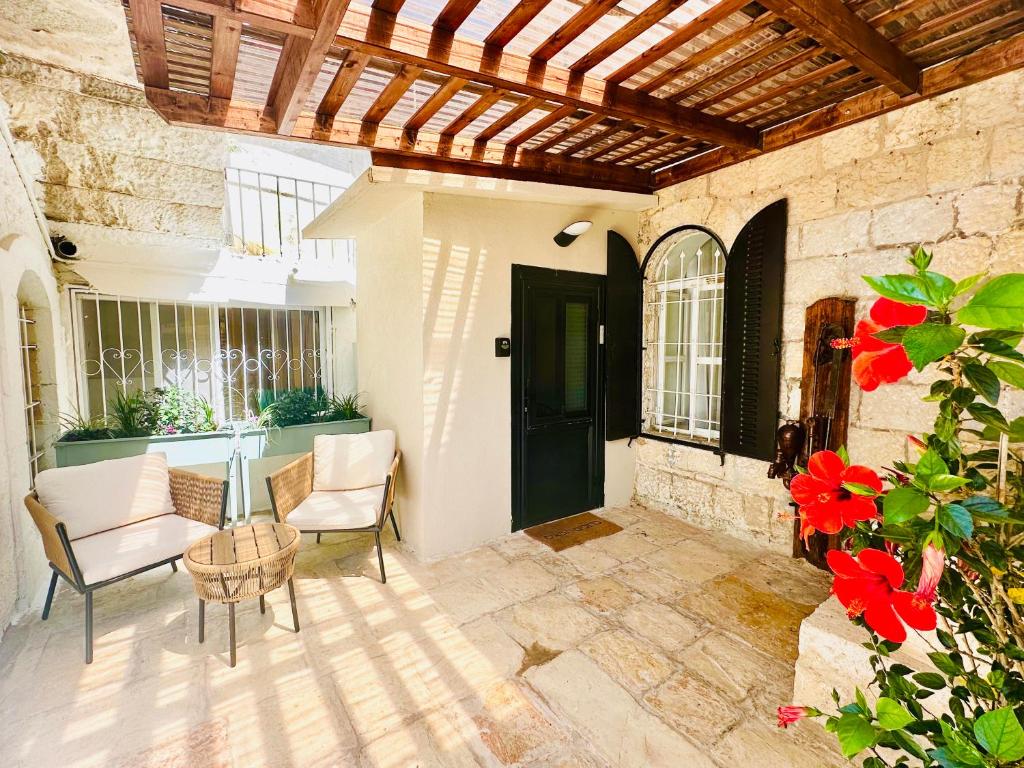 Patio nebo venkovní prostory v ubytování Mamilla View- Suites & Apt Hotel