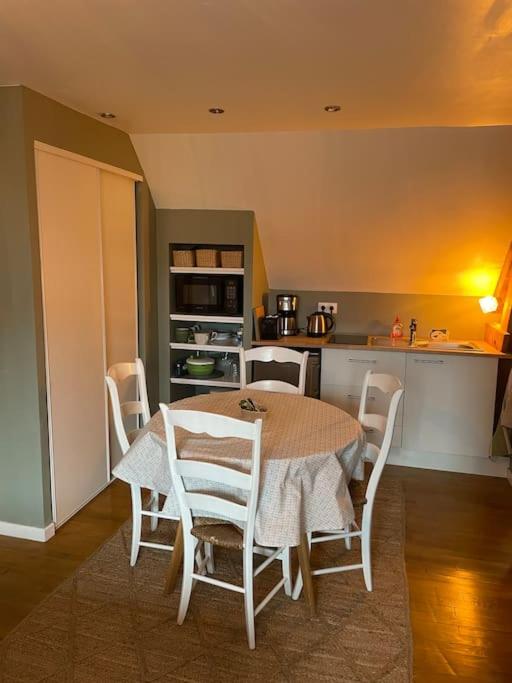 une cuisine avec une table et des chaises dans une pièce dans l'établissement Ty Glaz, à Quimper