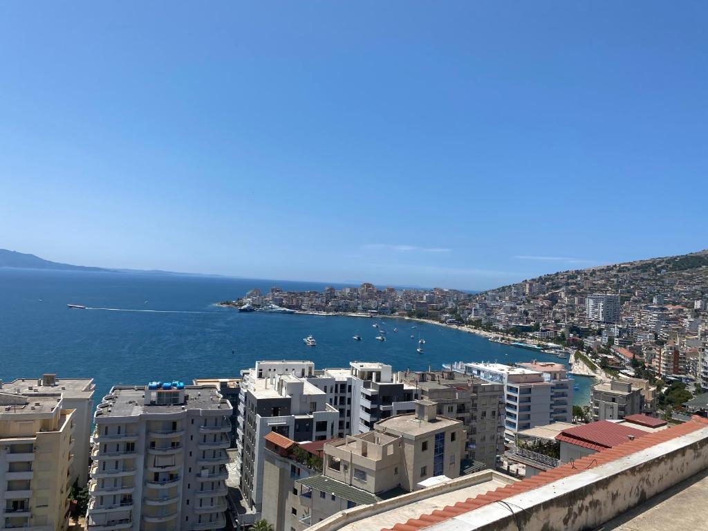 vistas a la ciudad y al océano con edificios en Blue Breeze Attic Apartments, en Sarandë