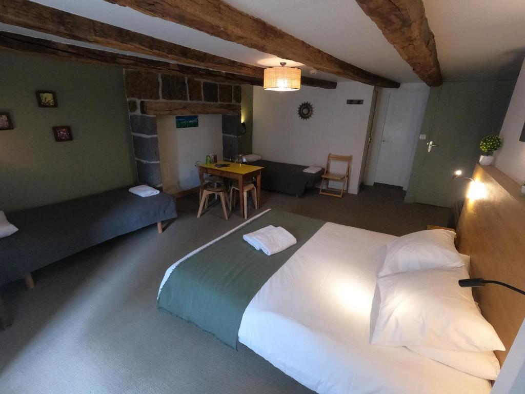 Postel nebo postele na pokoji v ubytování La Maison - Hôtel & Gîte