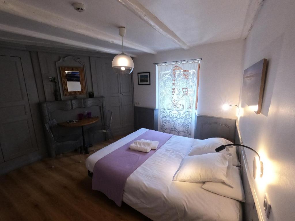 Postel nebo postele na pokoji v ubytování La Maison - Hôtel & Gîte