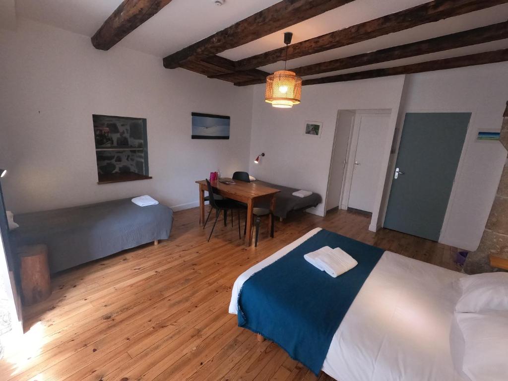 Postel nebo postele na pokoji v ubytování La Maison - Hôtel & Gîte