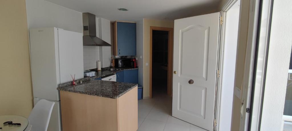 kuchnia z blatem i kuchenką górny piekarnik w obiekcie luxury homes penthouse con jacuzzi vera, garrucha,mojacar w mieście Vera