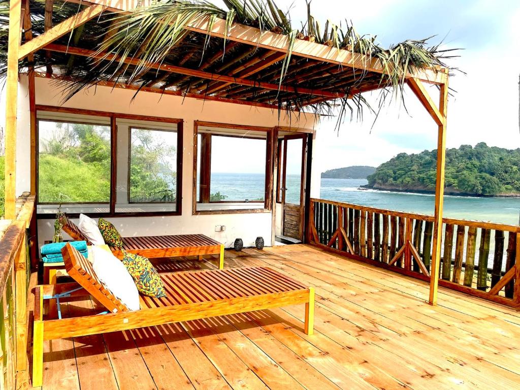 una terraza con sillas y vistas al océano. en Infinity-house with direct access to the beach, en Santana