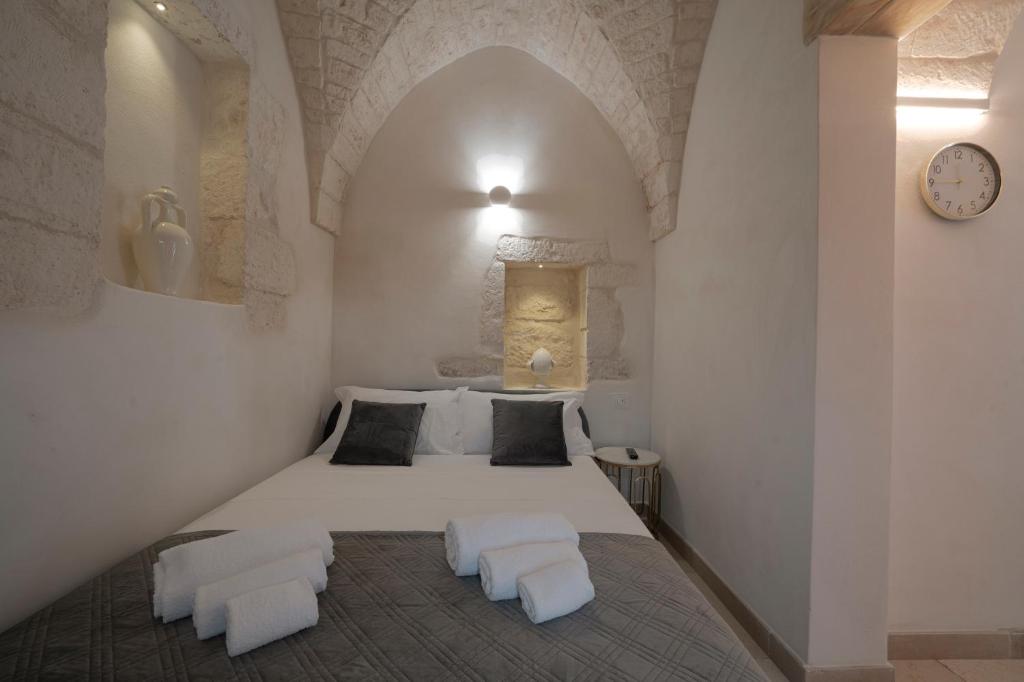 - une chambre avec un lit et deux chaises blanches dans l'établissement Taratà BeB, à Ostuni