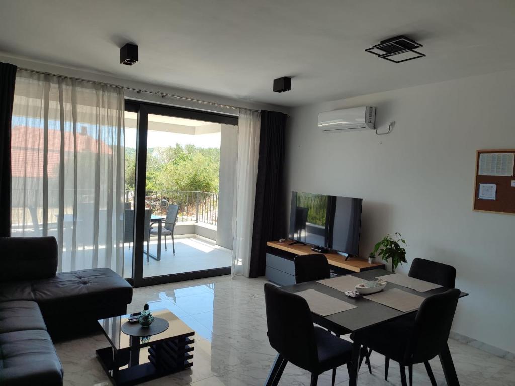 TV a/nebo společenská místnost v ubytování Apartments Marebella