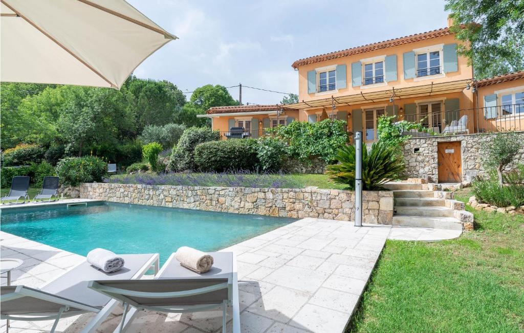 een villa met een zwembad en een huis bij Villamombetti in Montauroux