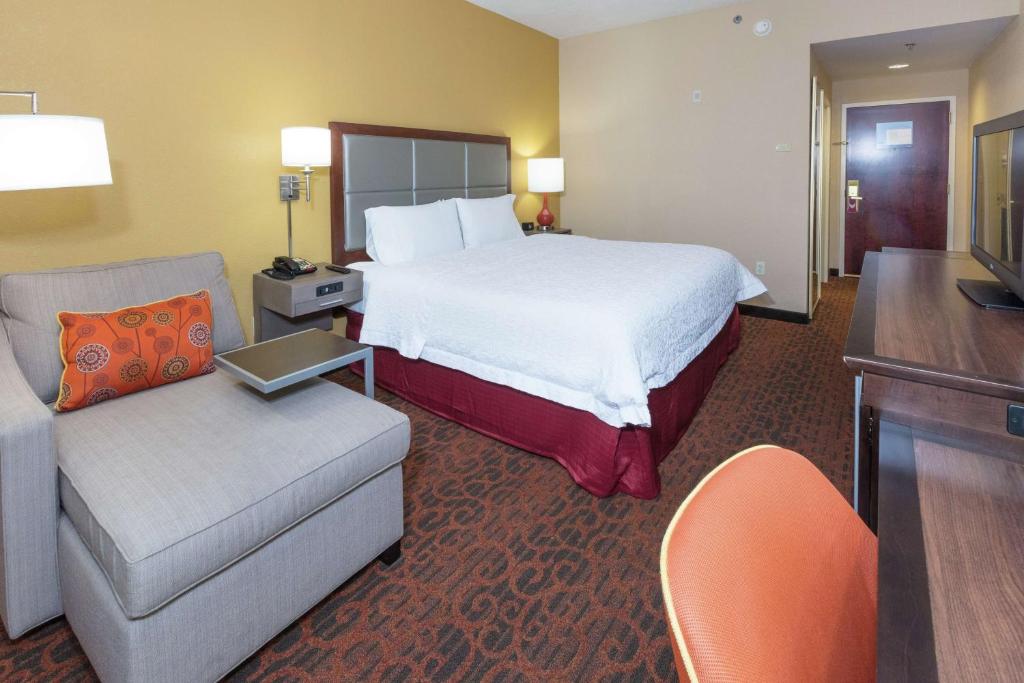 Hampton Inn & Suites Jacksonville-Airport - King Room With King Bed - Non-Smoking