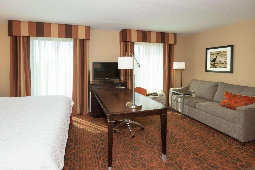 Hampton Inn & Suites Jacksonville-Airport - King Studio Suite With Sofa Bed - Non-Smoking