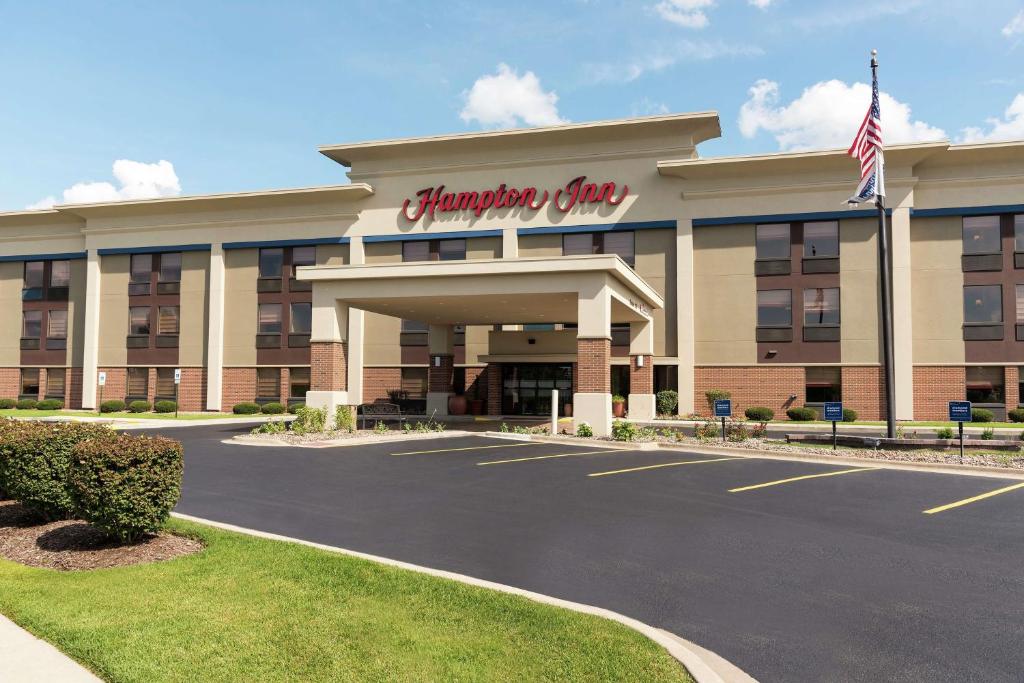 un edificio con un cartel que dice hampton inn en Hampton Inn Joliet/I-80, en Joliet