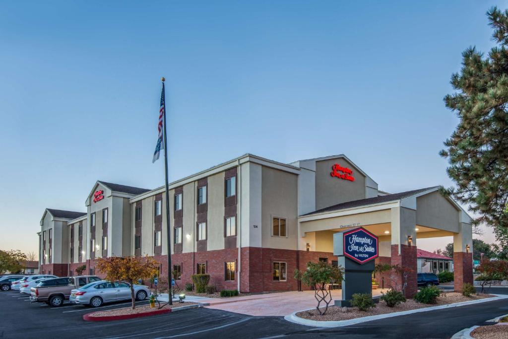 een hotel met auto's geparkeerd op een parkeerplaats bij Hampton Inn & Suites Los Alamos in Los Alamos