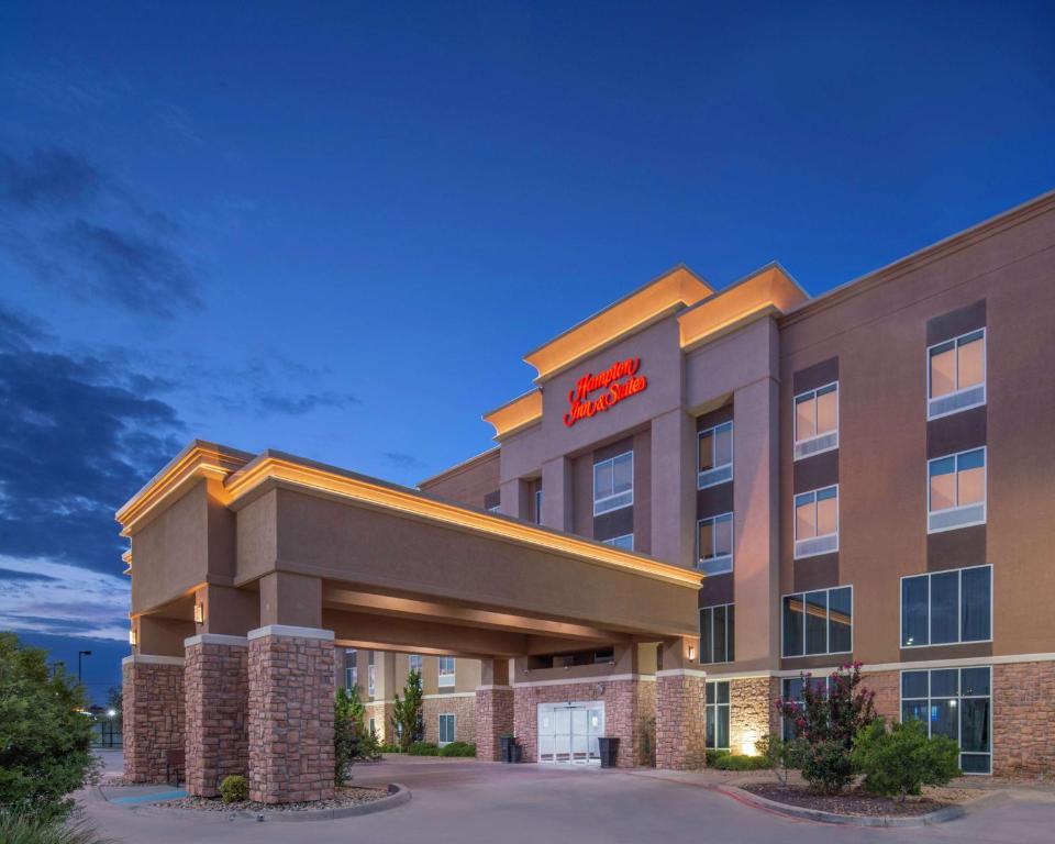 ein Hotelgebäude mit einem Schild darauf in der Unterkunft Hampton Inn & Suites Lubbock in Lubbock