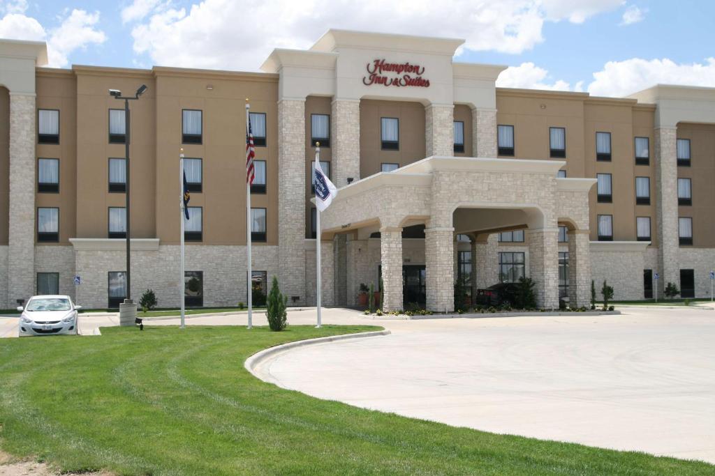 ein Hotel mit einem davor geparkt in der Unterkunft Hampton Inn & Suites Liberal in Liberal